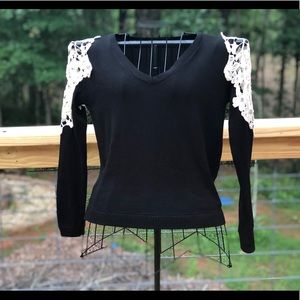 En Creme Lace Shoulder Sweater Size Large